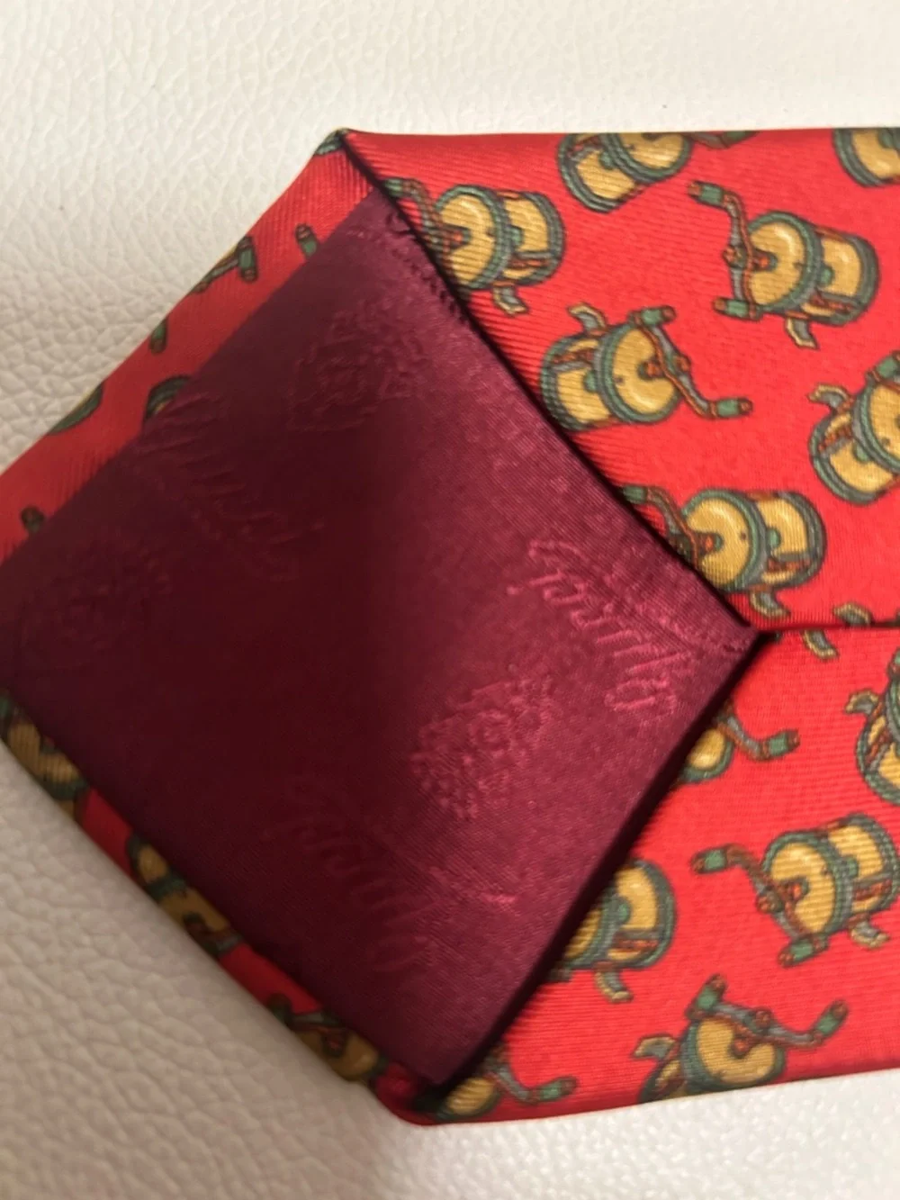 GUCCI Red Patterned Necktie with LOVE Pin - Picture 5 of 9